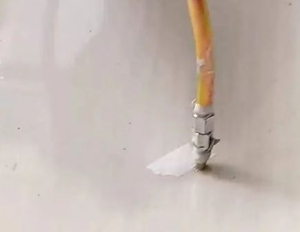 徽州瓷砖空鼓维修公司专业解答在瓷砖铺贴过程中，如果使用的砂料过粗（如全部使用了粗砂），可能会导致以下问题