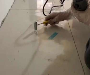 徽州瓷砖开裂维修公司专业分享瓷砖在铺贴前如果没有沥干水分，将会导致以下问题